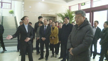 郭树清省长听取讲解 郭树清省长听取讲解