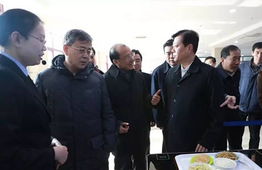 郭树清省长观看餐厅智能结算系统 郭树清省长观看餐厅智能结算系统
