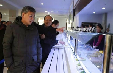 郭树清省长观看餐厅的菜品 郭树清省长观看餐厅的菜品