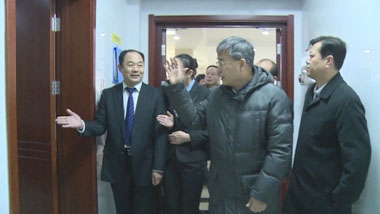 郭树清省长向餐厅员工打招呼 郭树清省长向餐厅员工打招呼