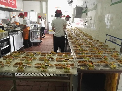 餐厅工作人员正在配送盒饭