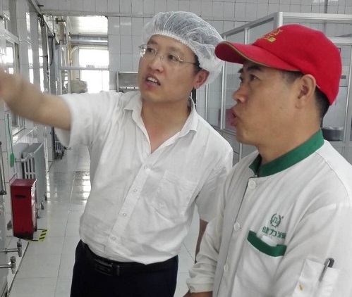 安全管理部人员在餐厅现场检查