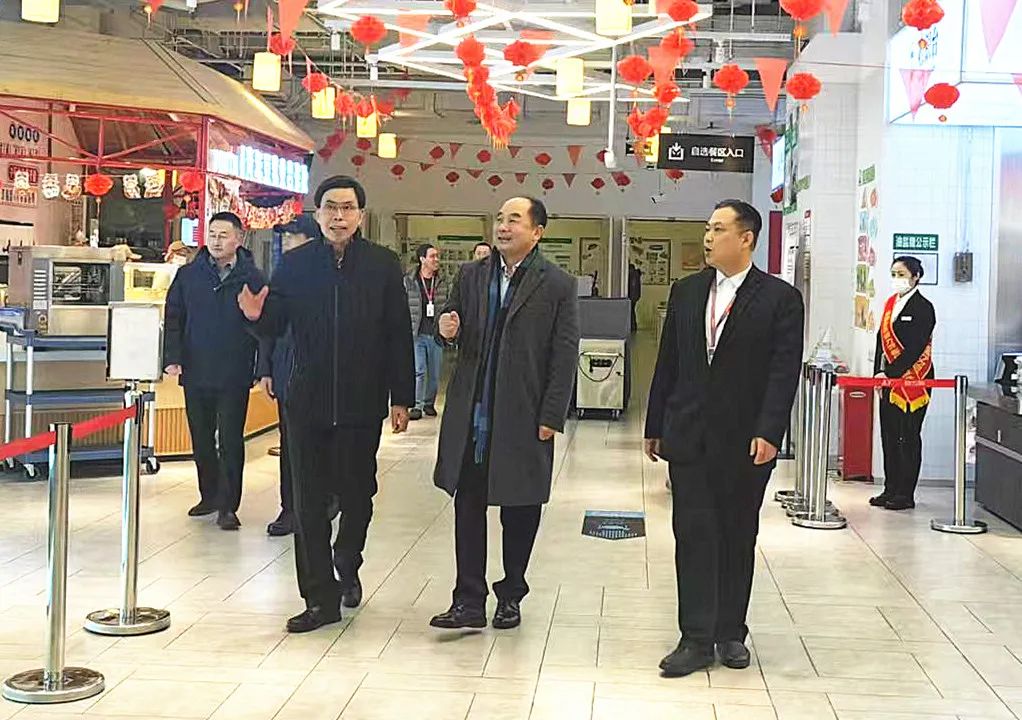 春节前，荐世新董事长和集团各大区领导前往餐厅检查走访
