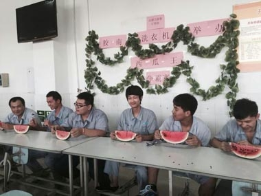 胶南海尔餐厅协助甲方组织“员工吃西瓜比赛” 