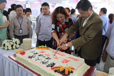 沈阳大区王总与甲方校长一同切下开业蛋糕