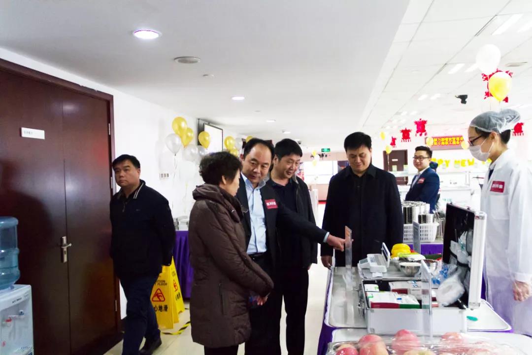 荐董为商标局领导讲解我们的食材农残检测和餐具清洁度检测
